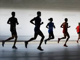 这是在干嘛？火箭场边情侣大尺度“秀恩爱” 乌度卡回头撞见